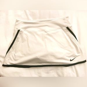 Women’s White Nike Dri-Fit Tennis Skirt with Built in Shorts Size Medium
